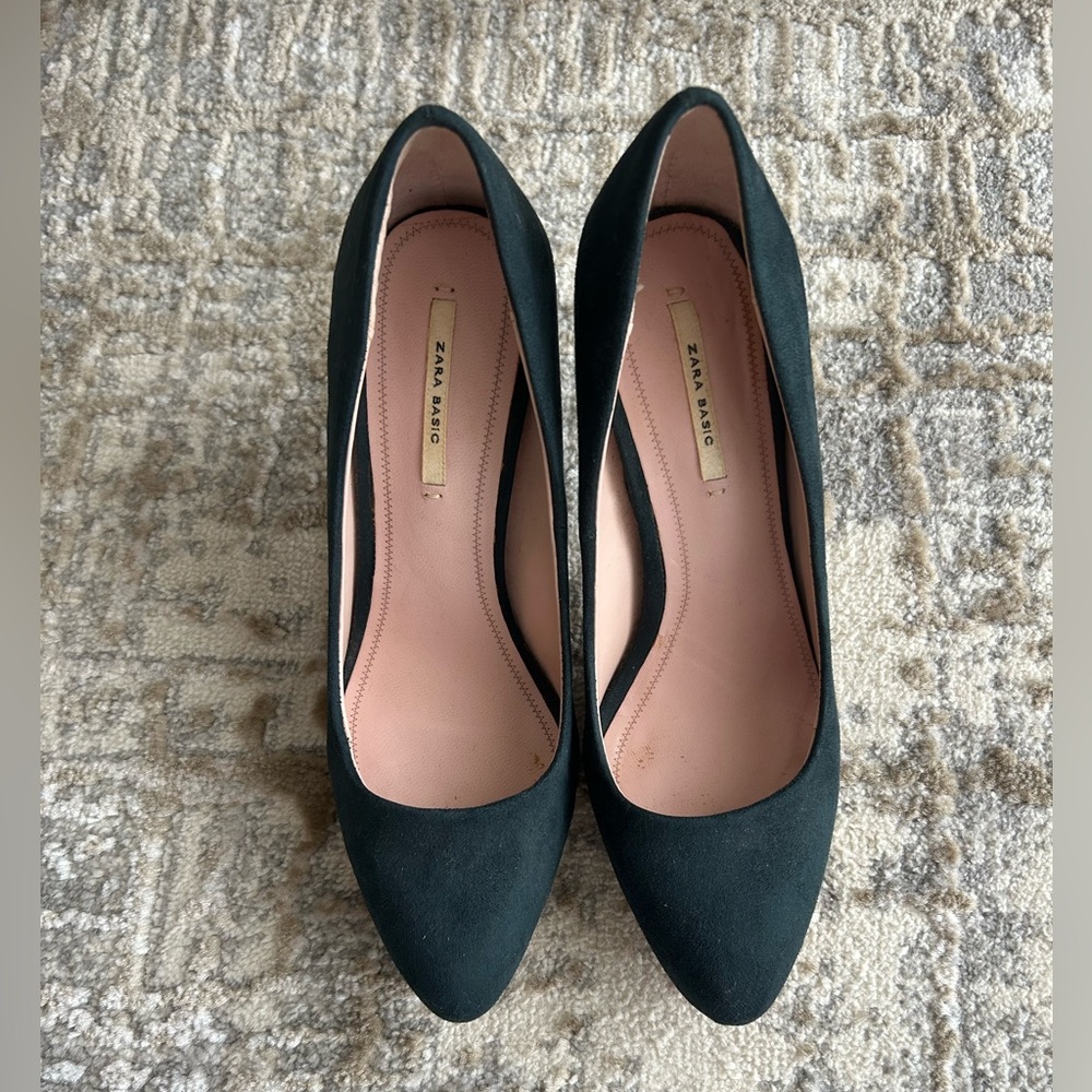 Beautiful ZARA Green Pointed Toe Heel in Size 37/ 6 1/2